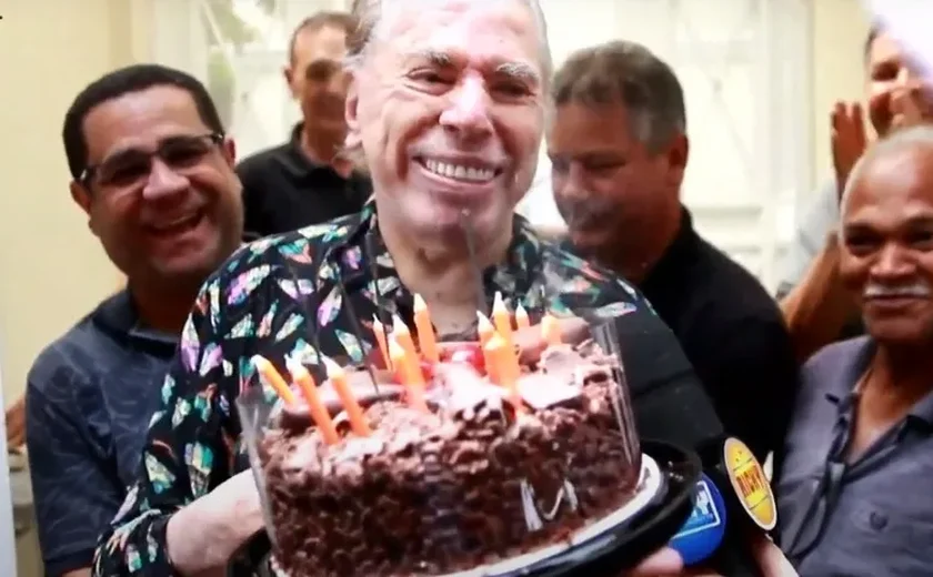 Silvio Santos recebe fãs na porta de casa e faz rara aparição em aniversário de 93 anos
