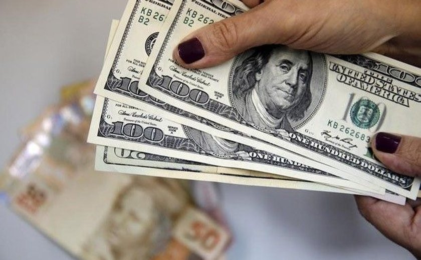 Dólar cai ante real com investidores animados com Eletrobras e à espera de TLP