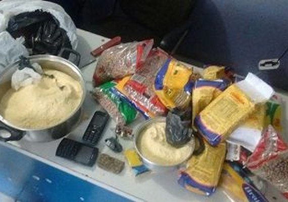 Polícia encontra maconha prensada e celulares dentro de pacote de fubá
