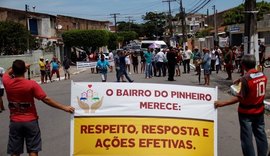 Moradores do Pinheiro fazem protesto e prometem acampar na porta da Braskem