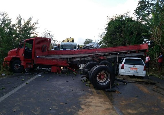 Colisão entre caminhões e carro em Messias  deixa uma vítima fatal