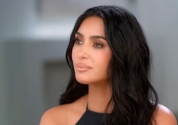 Kim Kardashian revela diagnóstico de aneurisma cerebral após divórcio com Kanye West