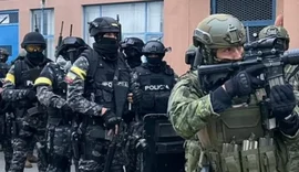 Equador: 2 carros-bomba explodem e 57 guardas viram reféns em prisões