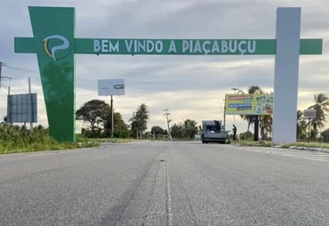 Veículo capota na AL-101 Sul e deixa uma pessoa presa às ferragens em Piaçabuçu