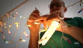 Eletricista recicla 60 mil lâmpadas e decora casa para o Natal