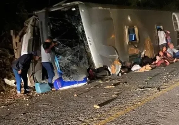 Acidente com ônibus em Pernambuco deixa ao menos 15 mortos