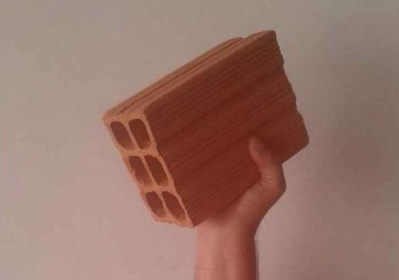 Mulher é atingida na testa por tijolada dada pelo ex-companheiro durante discussão