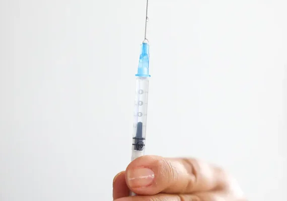 Há 5 anos, Brasil aplicava primeiras doses de vacina contra a covid-19