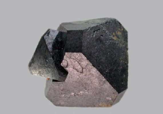 Cientistas descobrem mineral capaz de transformar luz solar e calor em eletricidade