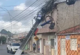 Caminhão danifica poste e deixa fiação elétrica em risco em Arapiraca