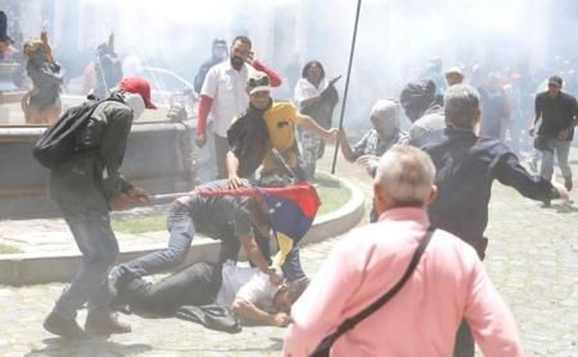 Parlamentares da Venezuela são agredidos dentro da Assembleia Nacional