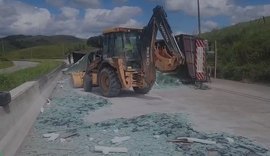 Carreta carregada com vidro tomba e bloqueia BR-101 em Novo Lino
