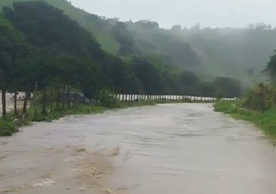 Vídeo: Várias cidades alagoanas registram transbordamento de rios e inundações