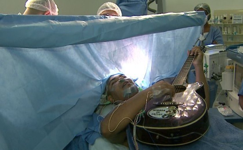 Durante cirurgia cerebral, músico canta e toca violão no HC de Barretos