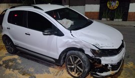 Condutor avança em cruzamento, colide em outro veículo e bate em muro de supermercado