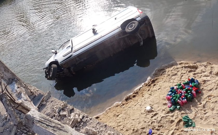 Van bate em lateral de ponte, cai em riacho e deixa dois feridos