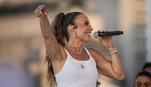 Ivete Sangalo é flagrada de mãos dadas com empresário em praia