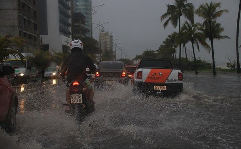 Chuvas causam alagamentos em ruas de Maceió