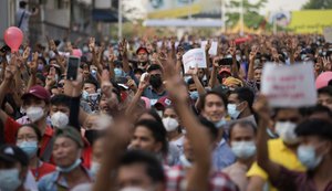Protestos contra golpe de Estado continuam em Myanmar