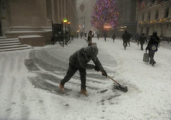 Forte tempestade de neve atinge nordeste dos EUA e interrompe viagens