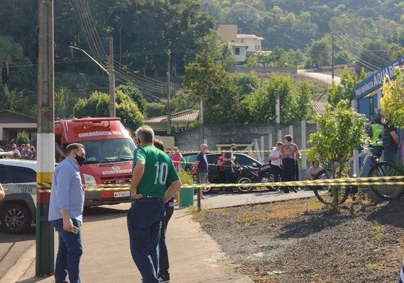 Jovem invade escola e mata 3 crianças e uma professora em SC