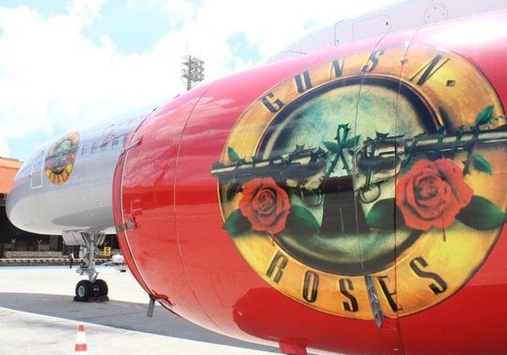 Avião do Guns N' Roses chega ao Aeroporto de Viracopos para shows em SP