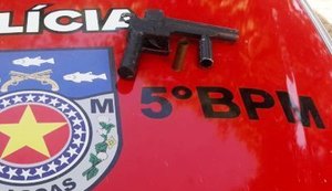 PM prende dois indivíduos portando arma de fogo no bairro Antares