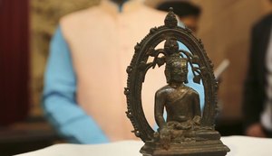 57 anos após roubo, polícia britânica devolve estátua de Buda à Índia