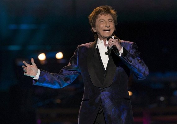Aos 73 anos, cantor Barry Manilow assume ser homossexual