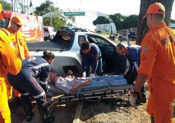 Condutor perde controle da direção, atropela adolescente e colide em árvore