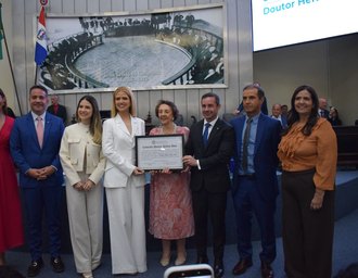 Assembleia Legislativa de Alagoas homenageou médica Rafaella Toledo pelo trabalho dedicado a pacientes carentes na oncologia