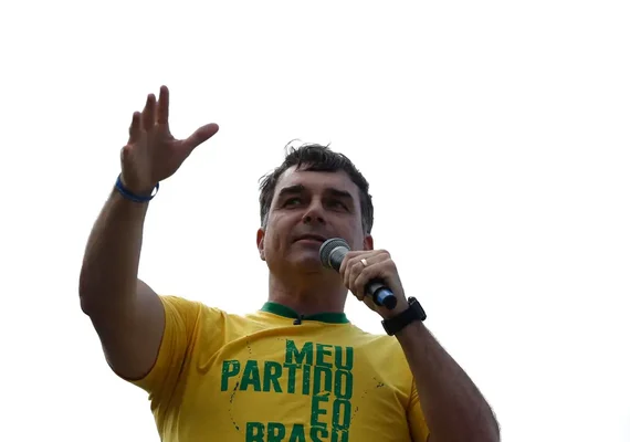 Aliado de Donald Trump diz que Flávio Bolsonaro chegou aos Estados Unidos
