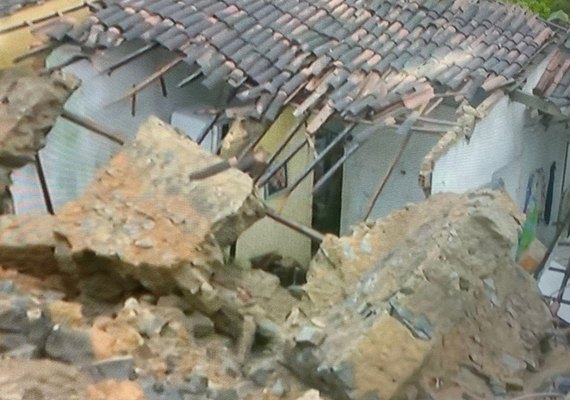 Bebê fica soterrado após deslizamento de barreira atingir a residência da família em Rio Largo