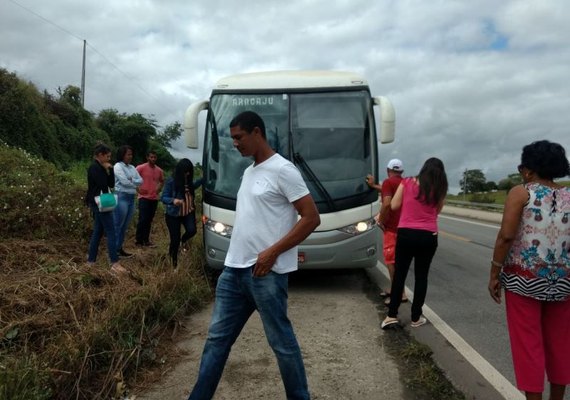 Passageiros da Real que vinham de Aracaju para Maceió estão abandonados na BR 101