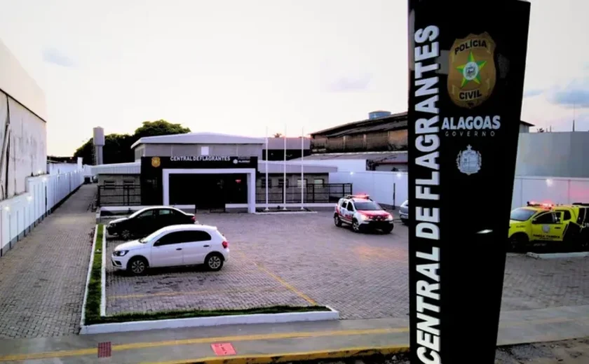 Mulher é detida após agredir a própria mãe após a genitora se recusar a comprar um carro