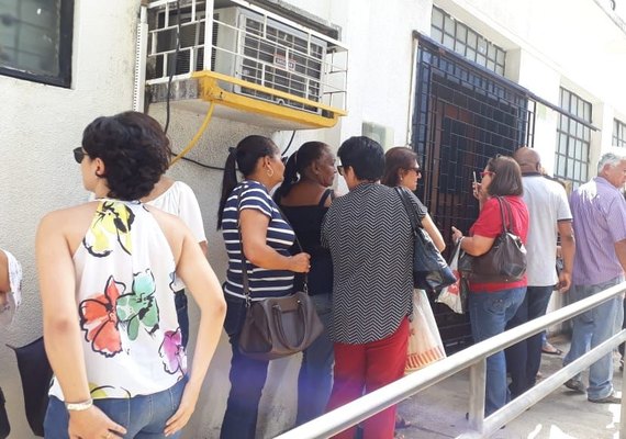 Servidores do Serveal se reúnem na porta do Palácio para sensibilizar governador