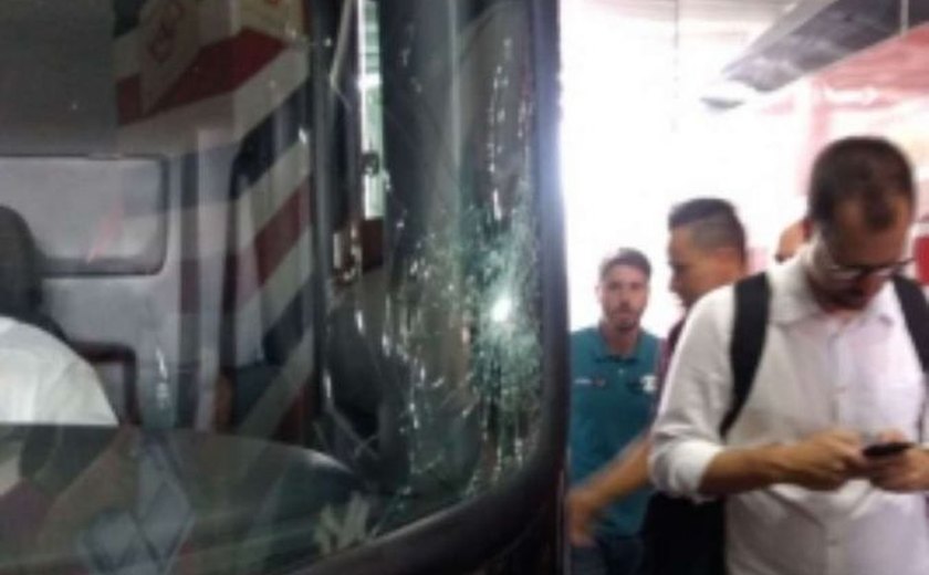 Ônibus do Corinthians é vandalizado em chegada ao Morumbi