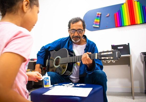 Musicoterapia fortalece desenvolvimento de crianças com TEA e aproxima famílias na Casa do Autista de Maceió