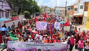 Mulheres caminham até a lagoa no 8 de março e exigem respeito e direitos