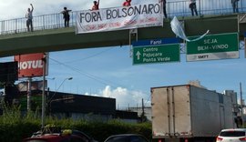 UP realiza ato e põe faixa 'Fora Bolsonaro: suas mãos estão sujas de sangue' em Maceió