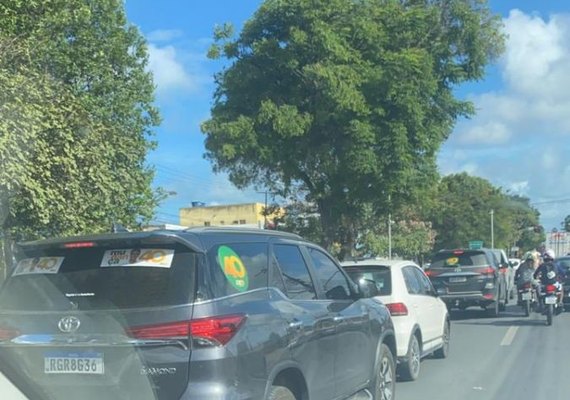 Comitiva de JHC cerca advogado da coligação adversária na avenida Fernandes Lima