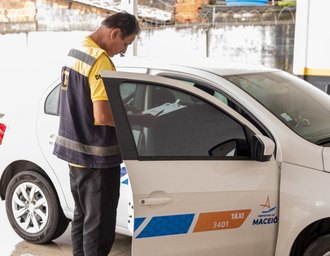 DMTT faz vistorias em veículos de taxistas recém-credenciados