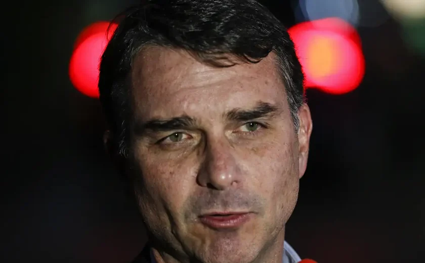 Flávio Bolsonaro admite cobrança a Daniel Vorcaro, mas nega crime