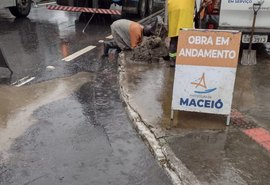 Equipes de manutenção de vias estão em pontos de alagamentos em Maceió