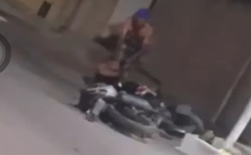 Imagens capturadas por câmeras de segurança mostram homem agredindo companheira em via pública em Olho d’Água das Flores