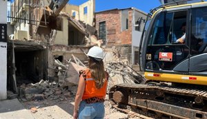 Imóvel de dois pavimentos é demolido na Levada por risco de colapso