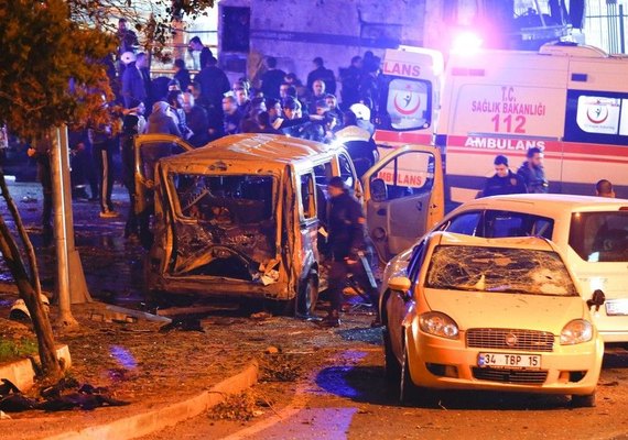 Explosão de carro-bomba na Turquia deixa feridos
