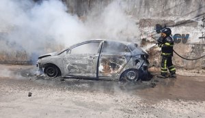 Carro fica destruído após incêndio em Fernão Velho