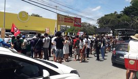 Ato em frente a supermercado reforça luta contra racismo