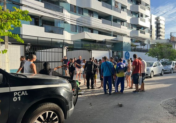 Polícia prende homem acusado de quebrar loja e danificar carros em Maceió